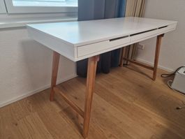 Schreibtisch weiss mit Holzbeinen