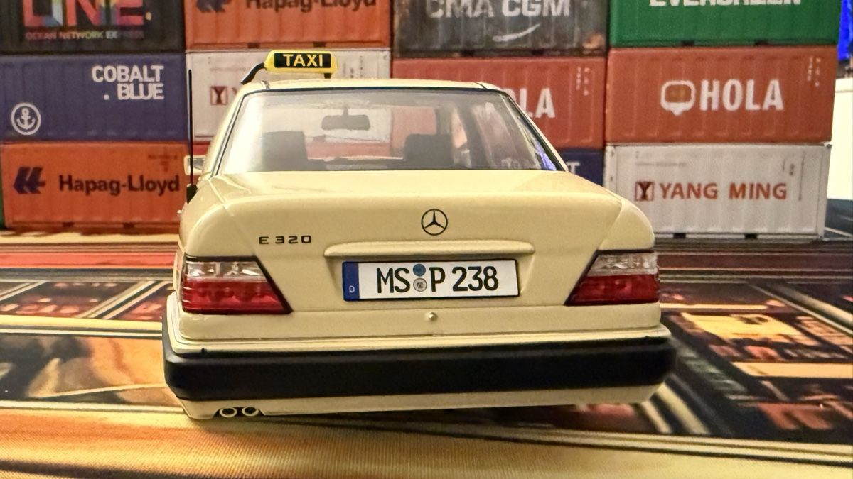 Mercedes-Benz Modellautos:  Mercedes E320 Taxi 1:18 – Neu (gemäss Beschreibung) aus Basel von Zomeg 4