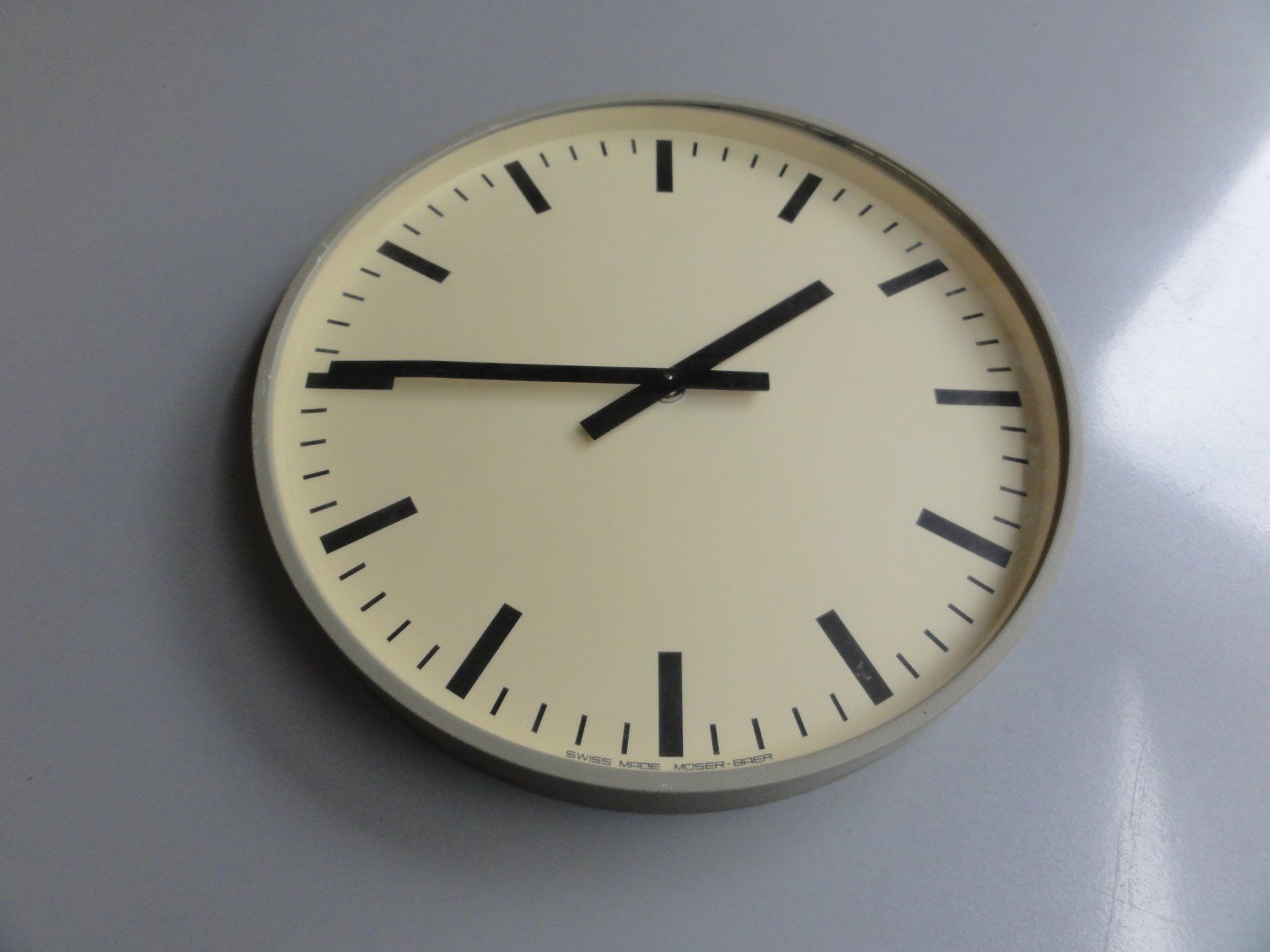 Stand- & Wanduhren: Nebenuhr MOSER - BAER – Gebraucht aus Kriens von Scheiksbir