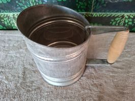 Sehr alter, Vintage Mehlbecher-Sieb aus Metall mit Holzgriff