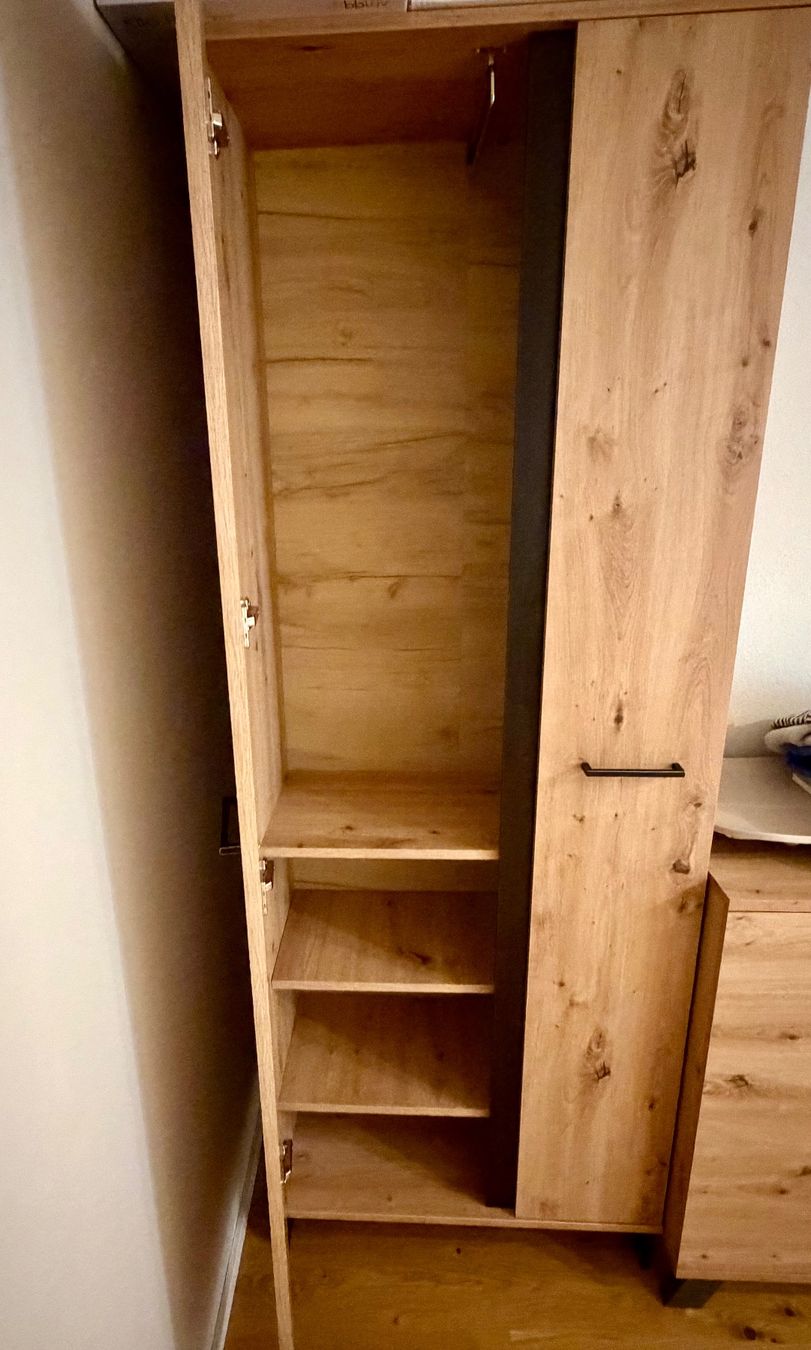 Armadi: Wooden Wardrobe / Storage Cabinet – Usato da Horgen venduto da pam_l6cc 1