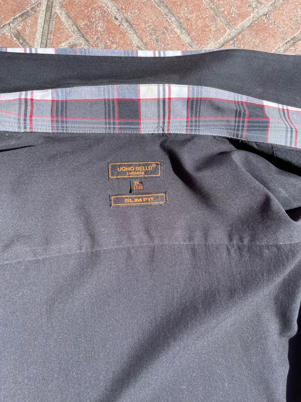 Camicie: Chemise noire et rouge – Usato da La Croix (Lutry) venduto da Sporades 4