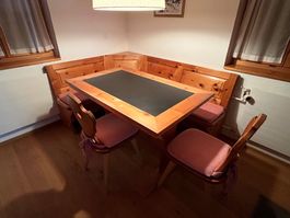 Eckbank mit Tisch und 2 Stühlen aus Holz