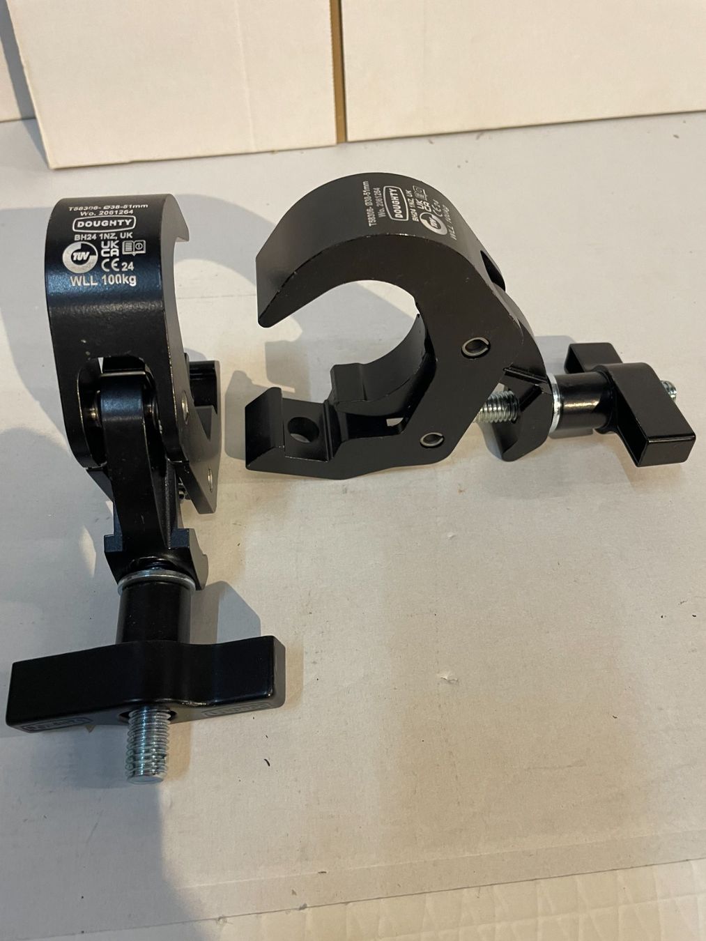 Supporti a parete: 2er Set Doughty Engineering  ClampBasic  Montagehaken (A56) – Nuovo (secondo la descrizione) da Däniken SO venduto da Profog1 2