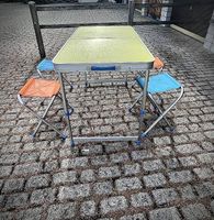 Campingtisch mit Hockern