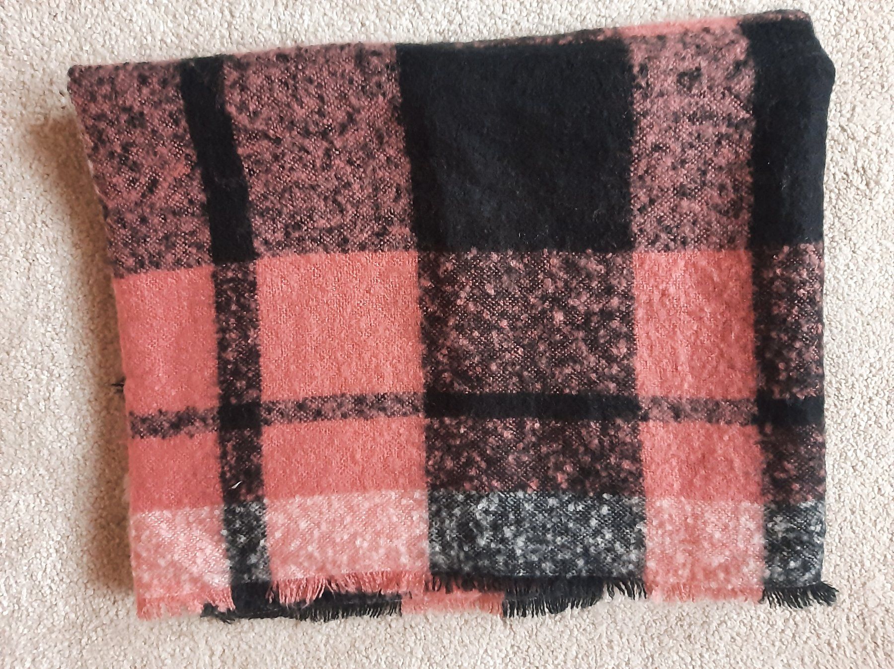 Hallhuber Foulards & écharpes: HALLHUBER Winterschal Bouclé – D'occasion à Muotathal par robin40 9