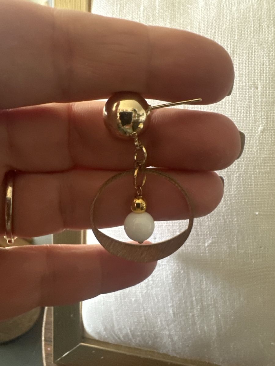 Ohrringe & -stecker: Gold tone hoop earrings with white bead – Neu (gemäss Beschreibung) aus Bouveret von dou_g8q7 3