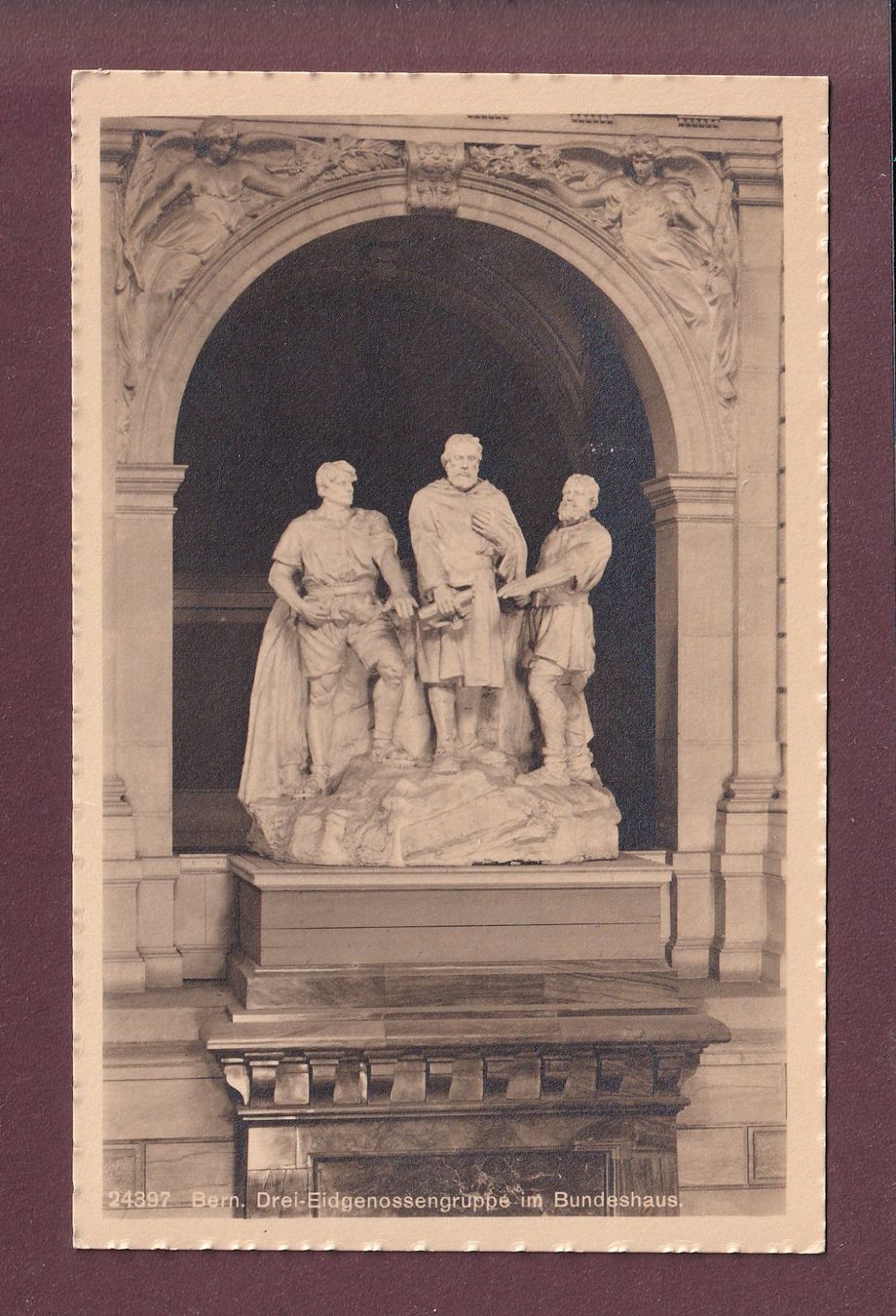Cartoline postali: BERN - Bundeshaus - Eidgenossengruppe – Usato da Pully venduto da nicecards