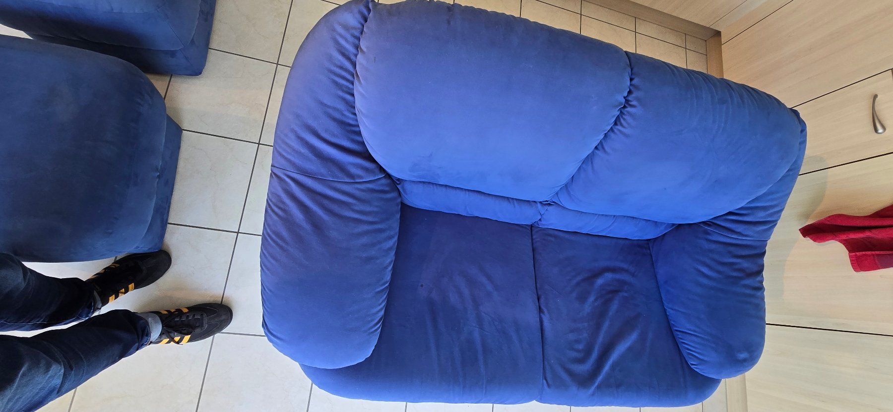Divani: Canapé bleu 150cm + 2 pouffes – Usato da La Tour de Peilz venduto da Helvetica-Raw 3