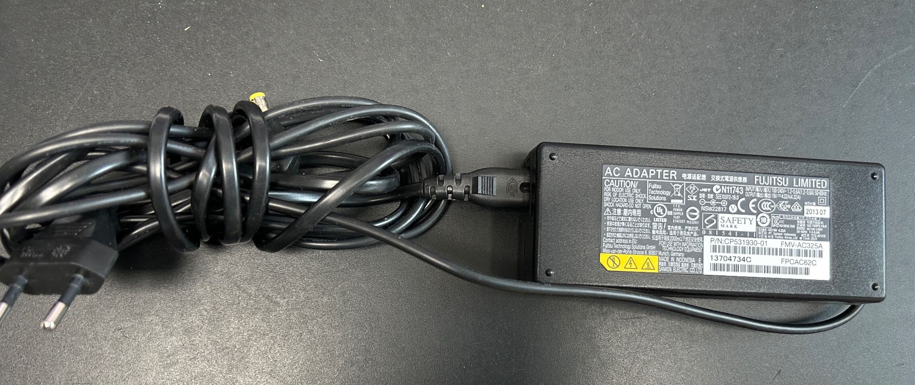 Fujitsu Caricabatterie: Fujitsu AC-Adapter 19VDC – Usato da Lüsslingen venduto da Piper