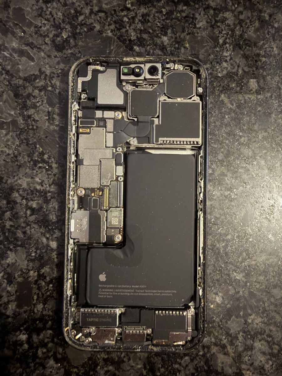 Apple Covers & Schutzfolien: iPhone 15 pro - iCloud - pour pièces  – Defekt aus Yverdon-les-Bains von ame_7f2x 1