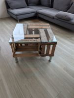 Couchtisch aus Weinkisten mit Glasplatte