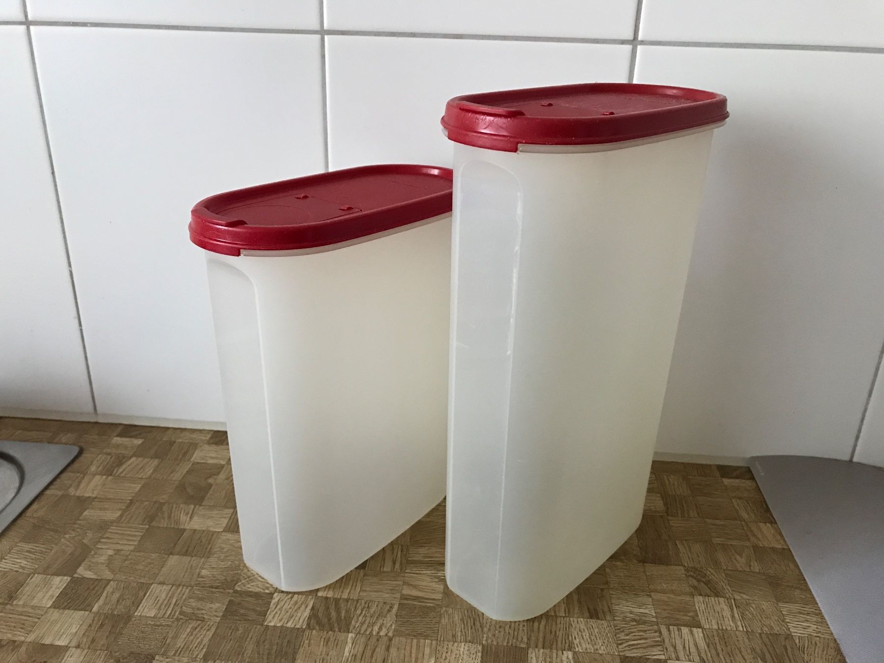 Tupperware Recipients et similaires: Tupperware. 2 grosse Vorratbehälter – D'occasion à Birmensdorf ZH par Hilhan