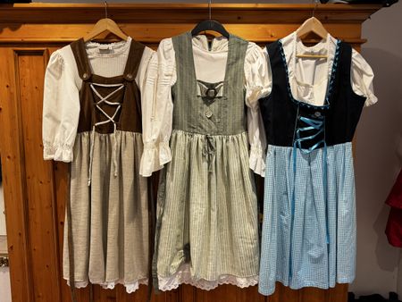 Drei wunderschöne Dirndl zum attraktiven  “Paketpreis”.