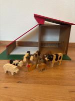 Bauernhof aus Holz mit Tieren