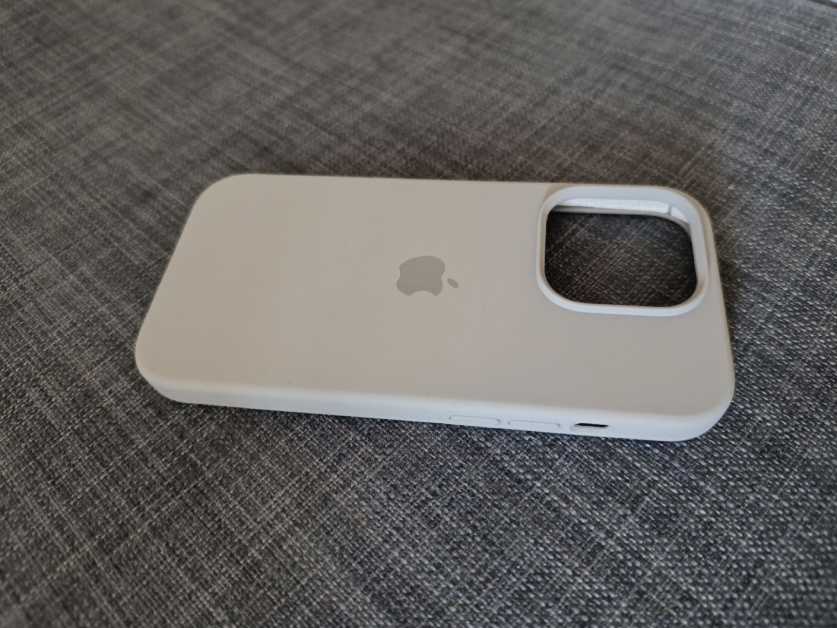 Cover & Protezioni schermo: Apple iPhone 13 Pro Silikon Case, graubraun - neu – Nuovo (secondo la descrizione) da Seuzach venduto da Lettuce10 3