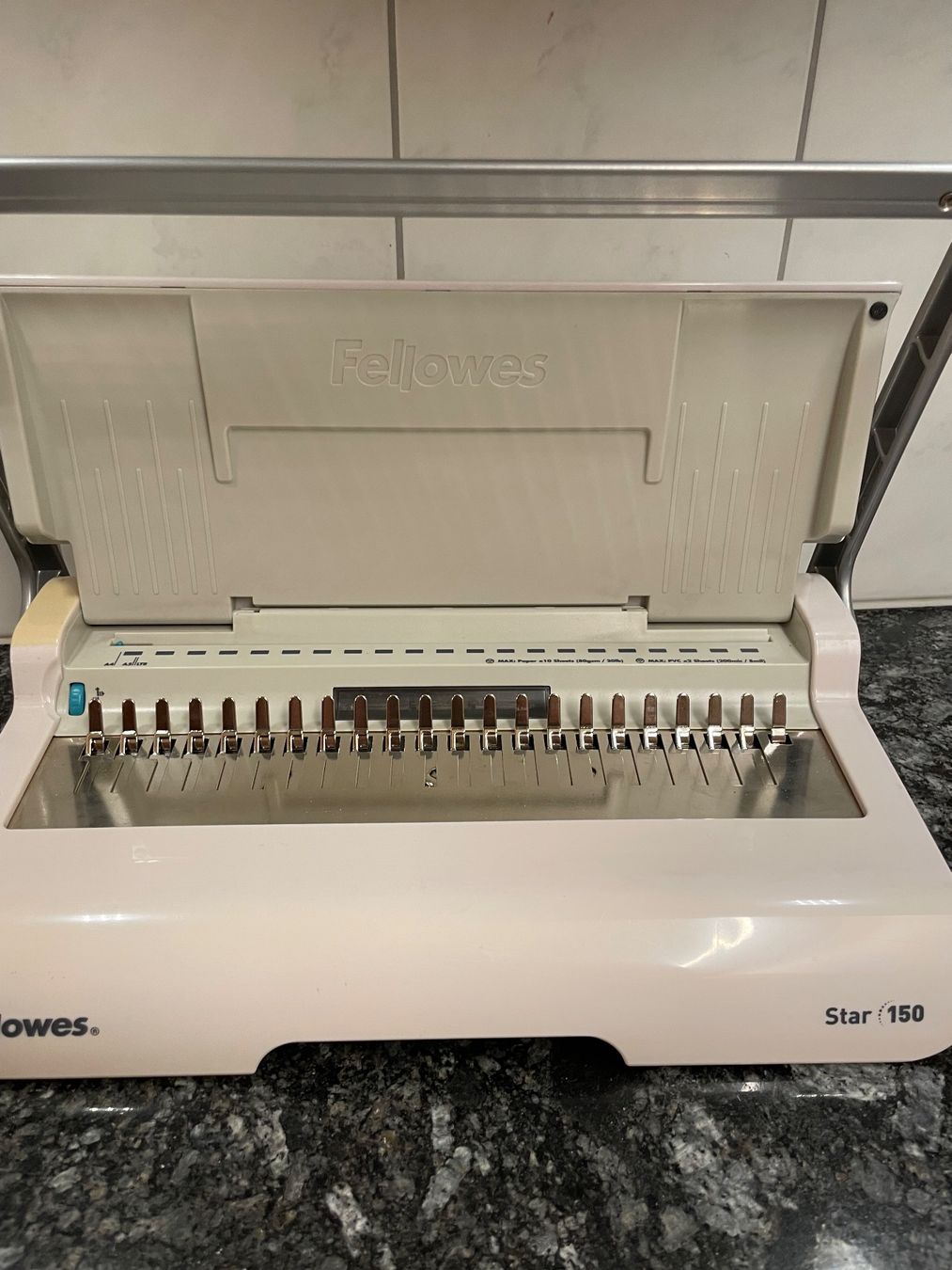 Fellowes Macchine rilegatrici: Fellowes Star 150 Plastikbindegerät mit Zubehör – Usato da Huttwil venduto da mir_ghn5