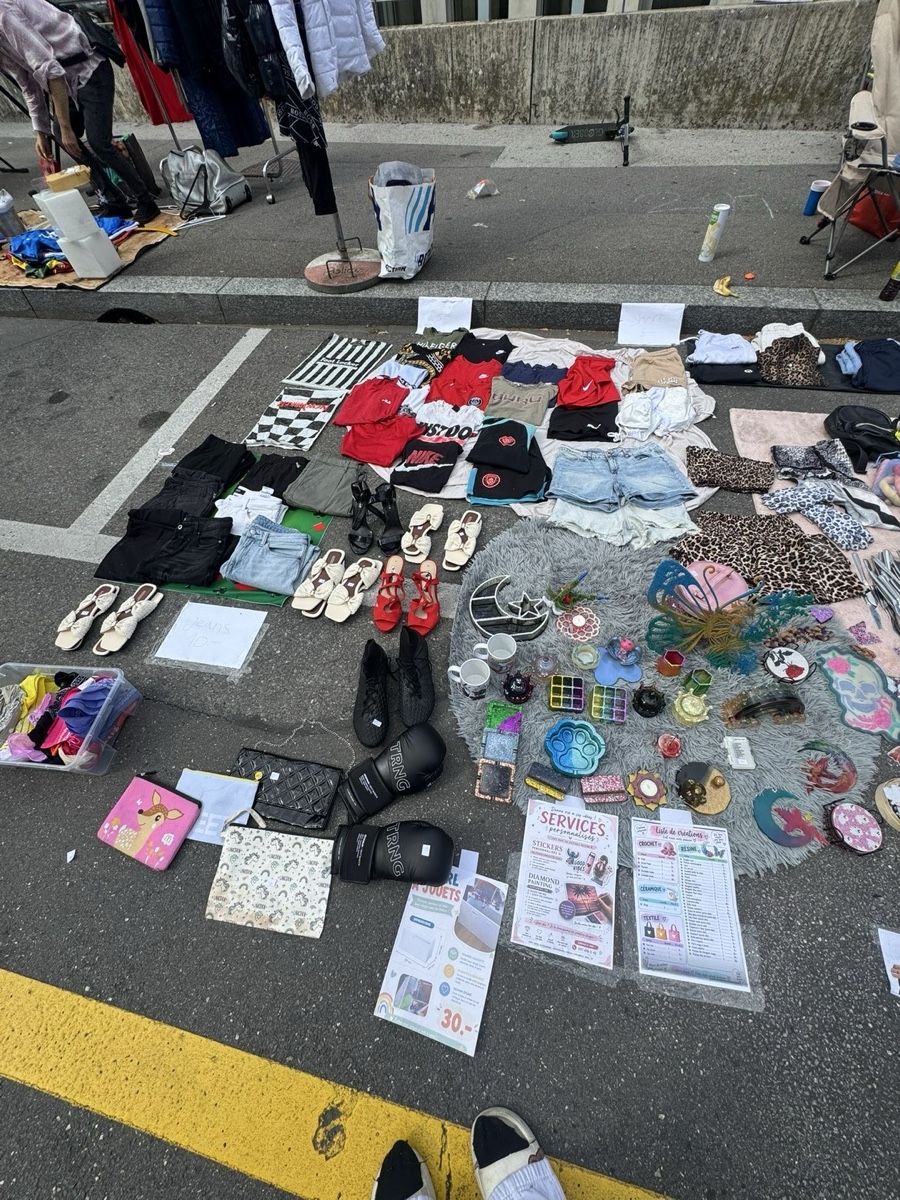 Kit bricolage: Objets divers vide-grenier jouets et habits occasion – Usato da Lausanne venduto da ahm_9l9k 1