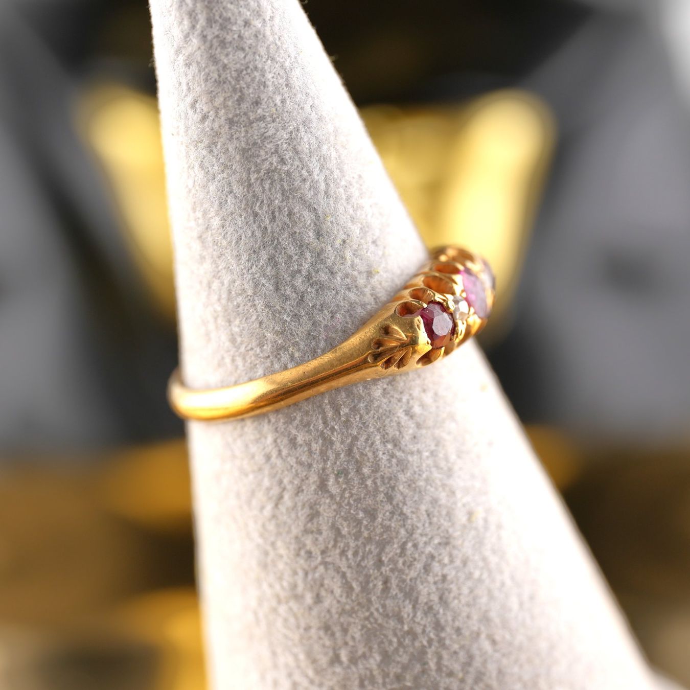 Ringe: Goldring 18K mit Rubin und Diamanten – Gebraucht aus Basel von Vip24 1