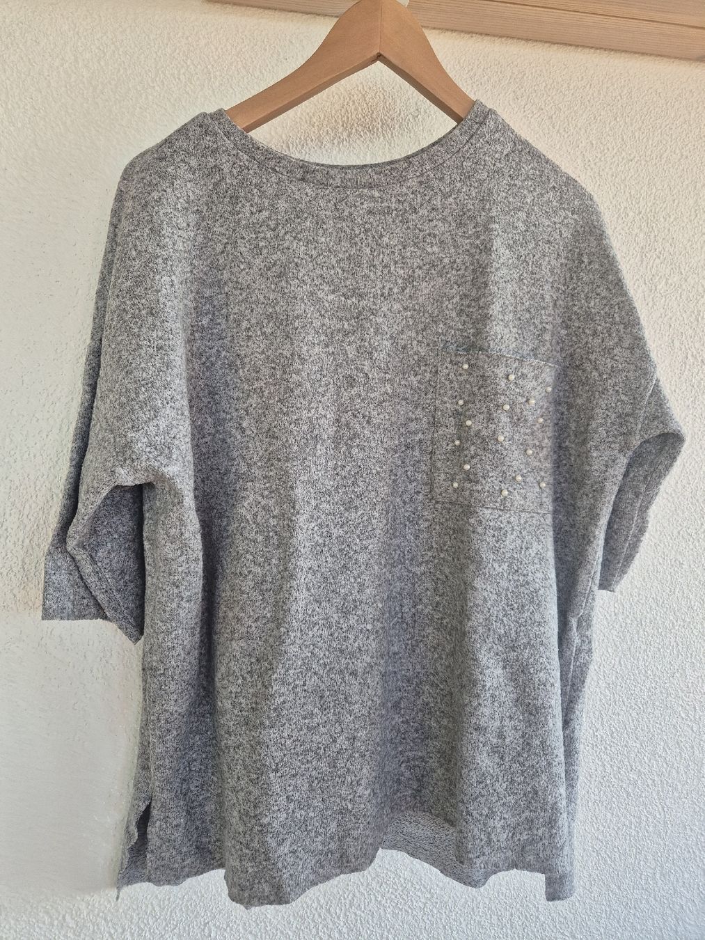 Zara Maglioni & Felpe: Graues Shirt mit Tasche und Perlen – Usato da Bern venduto da miruslav