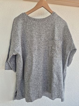 Graues Shirt mit Tasche und Perlen
