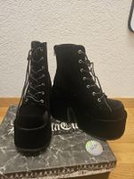 Black velvet Platform Stiefeletten von Demonia