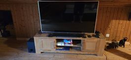 TV-Möbel-Set mit Fernseher und Soundbar