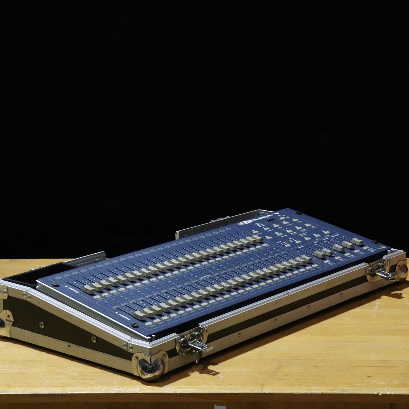 Showtec Sistema di controllo: SHOWTEC Showmaster 48 | DMX Lichtpult inkl. Case – Usato da Unterseen venduto da bluemax.ch 2