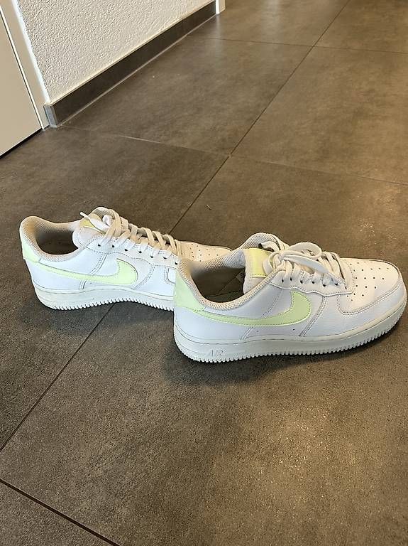 Nike Scarpe da donna: Nike Schuhe 38.5 – Usato da Utzenstorf venduto da Liverpool91
