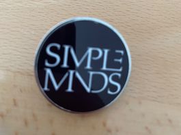 Simple Mids Pin Anstecker Punk Metal Rock Band