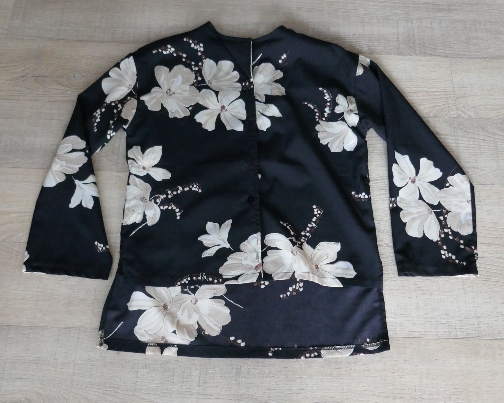 Blusen: Bluse / Hemdbluse / Cardigan Gr. S, schwarz mit Blumenmuster – Gebraucht aus Port von uzuku 6