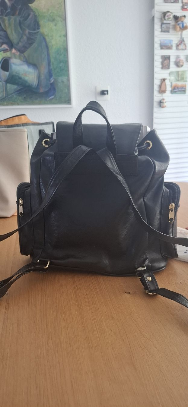Rucksäcke: Schwarzer, kleiner Rucksack aus Kunstleder – Neu (gemäss Beschreibung) aus Ried-Brig von Allerlei-2026 1