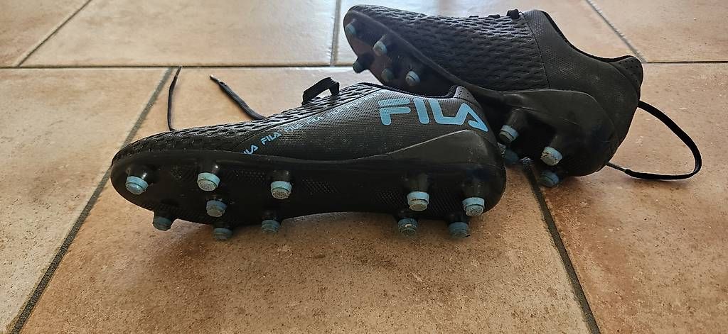 Scarpe da uomo: Chaussures de foot Fila et protège tibia – Usato da Daillens venduto da Virginie1306 2