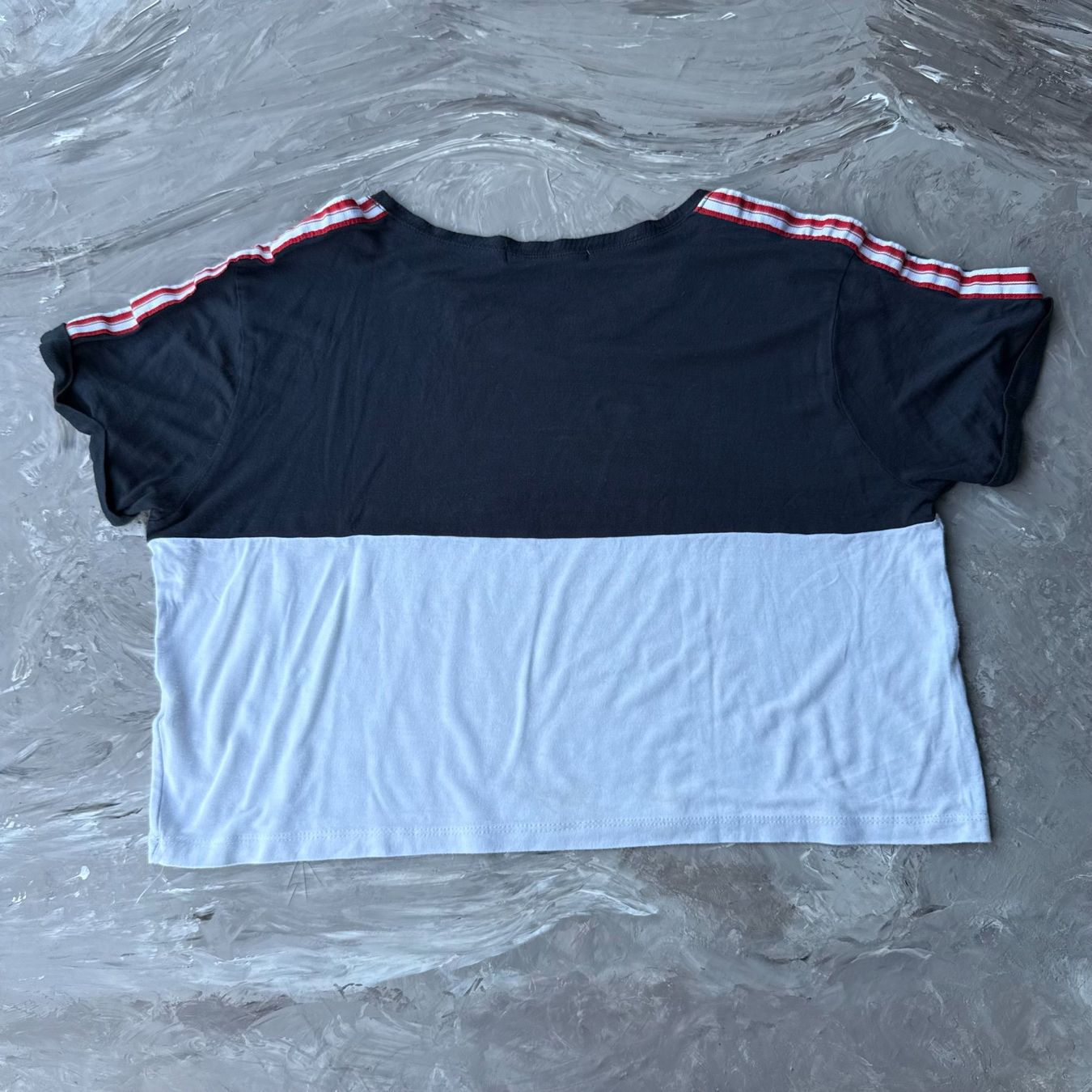 Pull&Bear T-shirt: T-shirt Pull&Bear noir et blanc – Usato da Thônex venduto da Suisse.Shopping