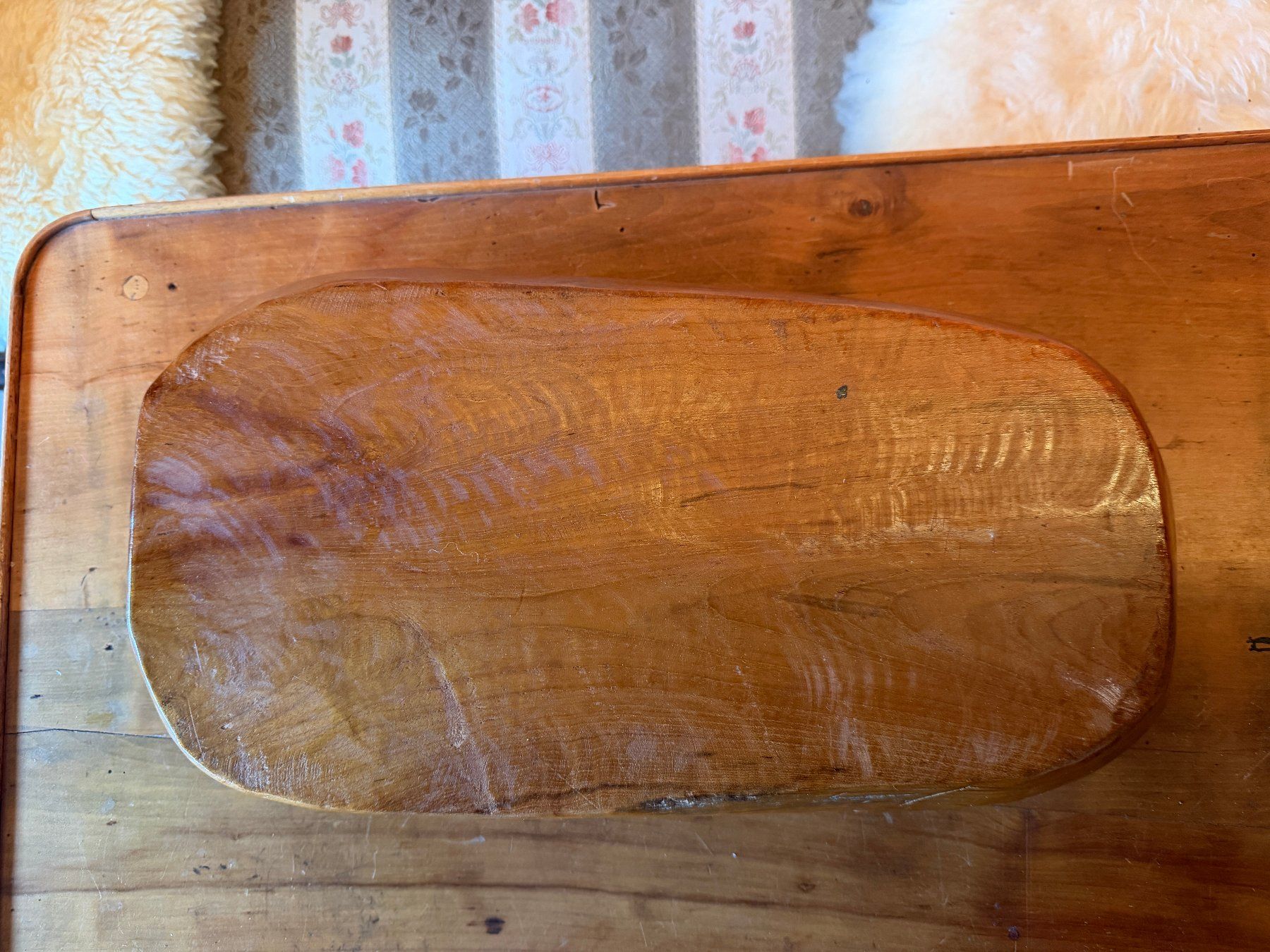 Ciotole: massive Schale aus Olivenholz in ovaler Schiffsform – Usato da Zofingen venduto da Schekke 2