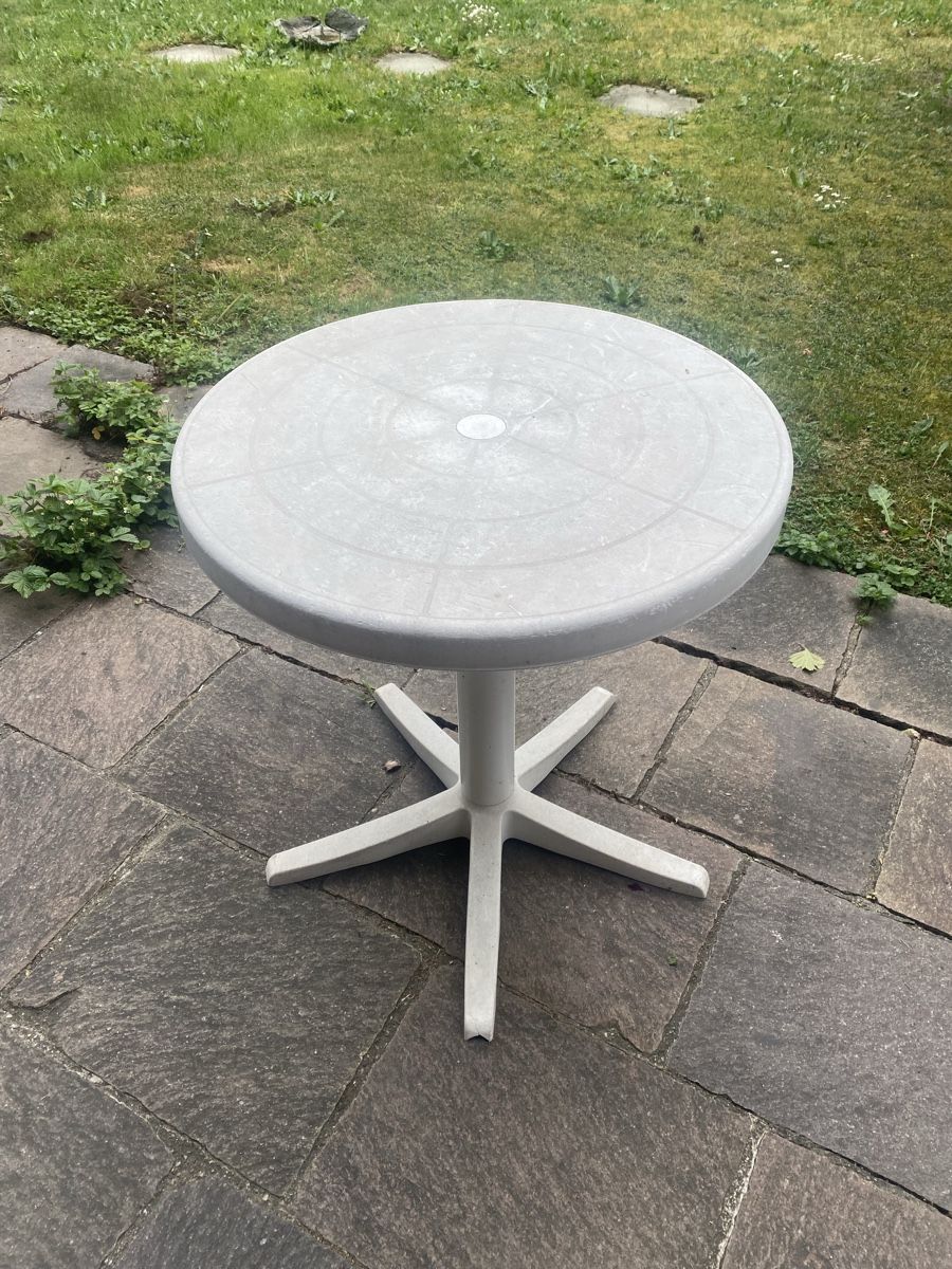 Tavoli: kleiner runder gartentisch aus kunststoff – Usato da Langenthal venduto da flower101