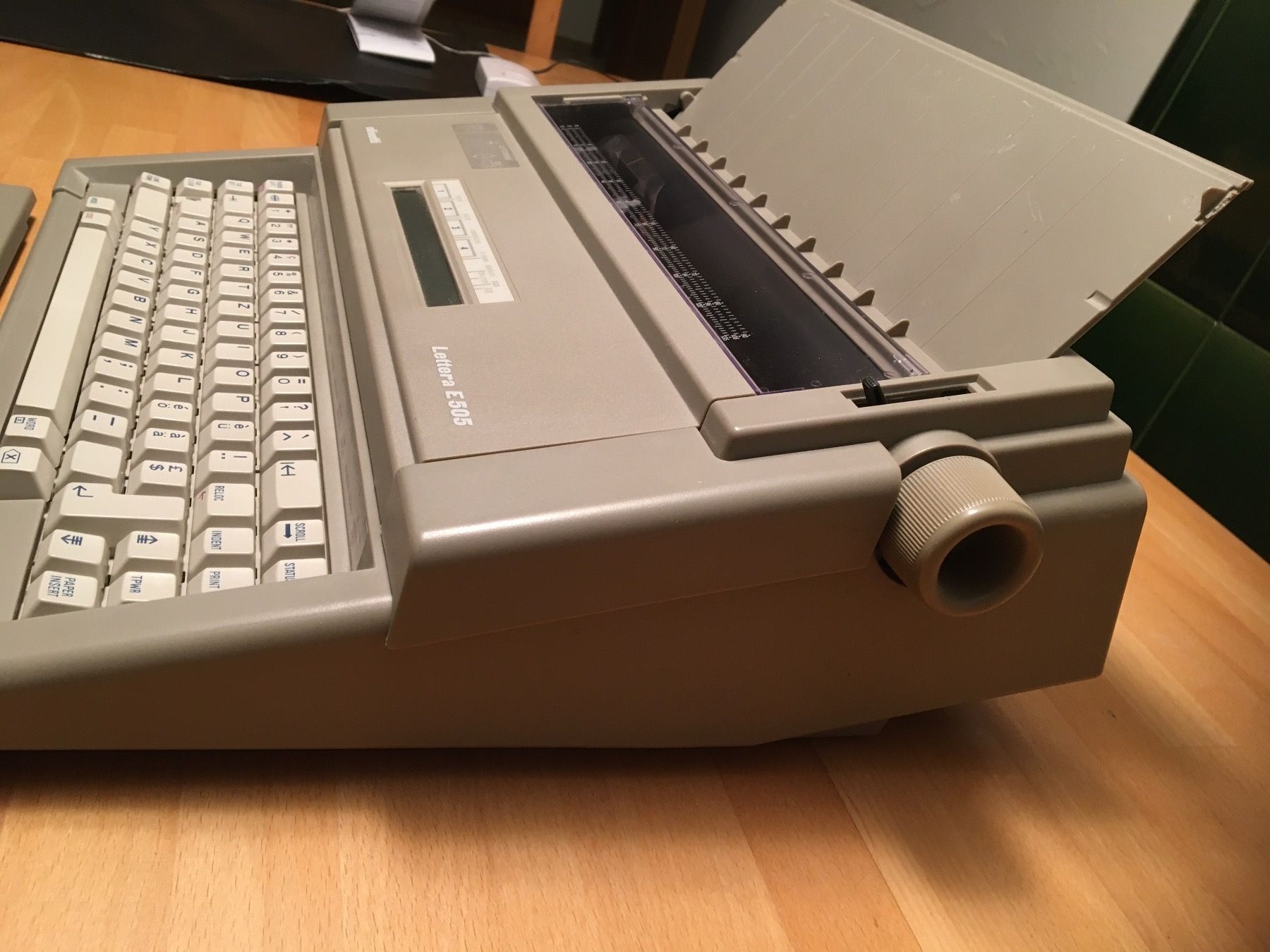 Olivetti Macchine da scrivere: Schreibmaschine elektrisch Olivetti E 505 – Usato da Arth venduto da Vrecam51