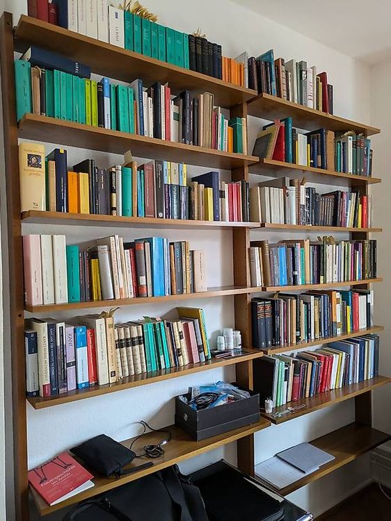 wandregal-mit-korpus-mid-century-nussbaum-schweizer-qualit-t-gebraucht