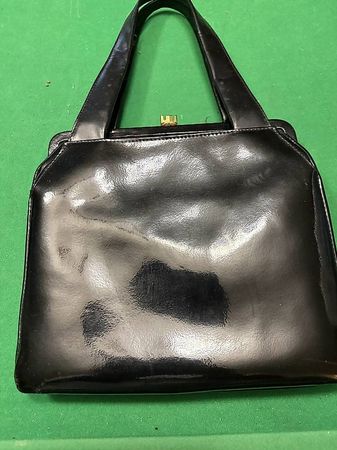 Schöne schwarze Lacktasche