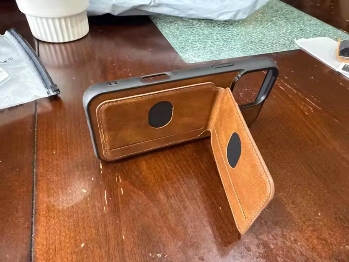 Apple Cover & Protezioni schermo: Brieftasche Leder mit Retro Klappe für Iphone 16 Pro Max – Nuovo e nell'imballaggio originale da Lausanne venduto da KUNKI-DESTOCK 1