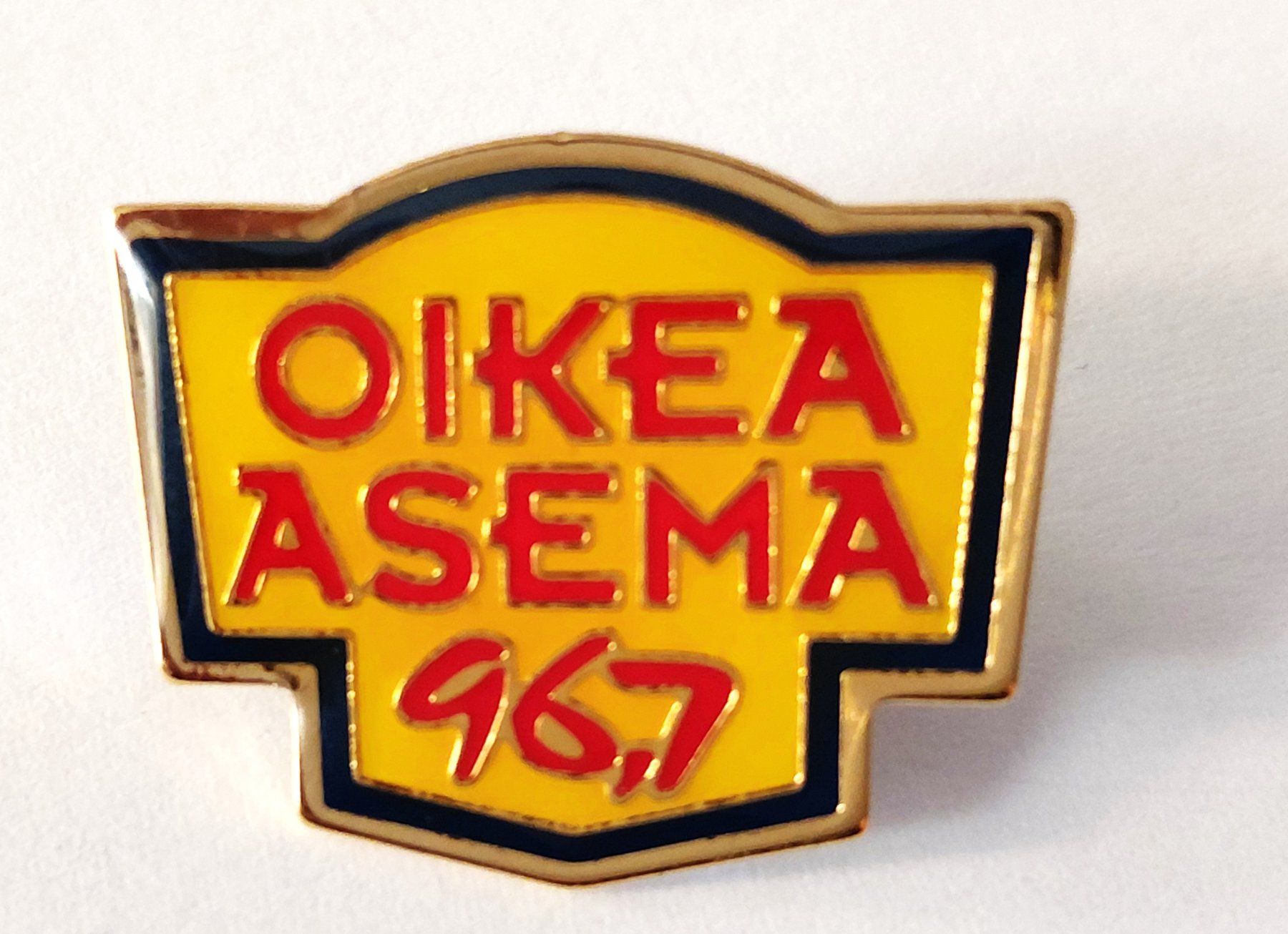 Plaketten & Abzeichen: PIN OIKEA ASEMA 96,7 – Gebraucht aus Luzern von qualifair
