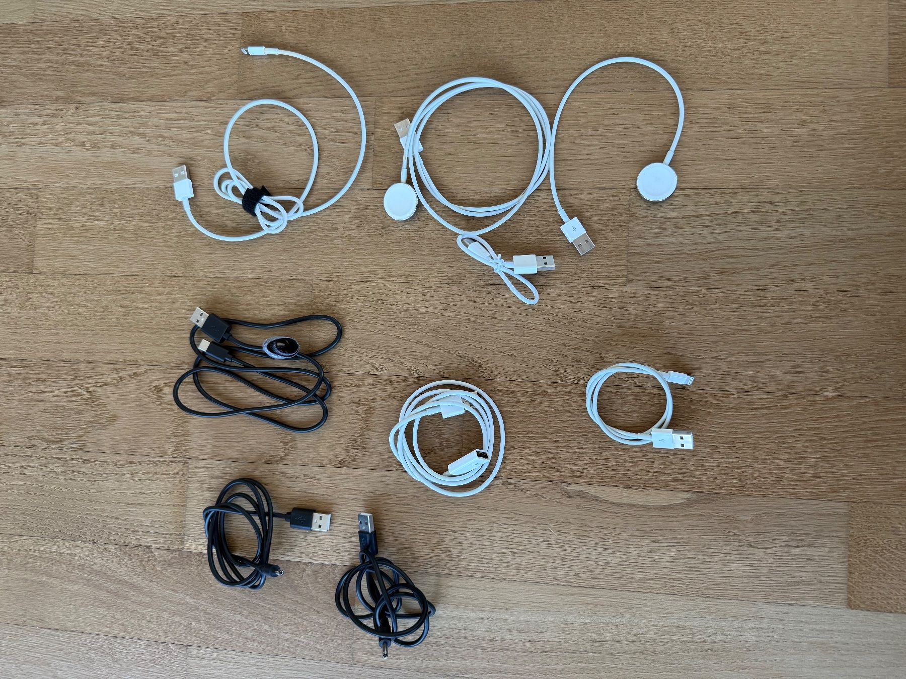 Apple Accessori per Smartwatch: Appel diverse Ladekabel, Kopfhörer, MagSave Ladegerät – Usato da Rorschach venduto da 5TORO5