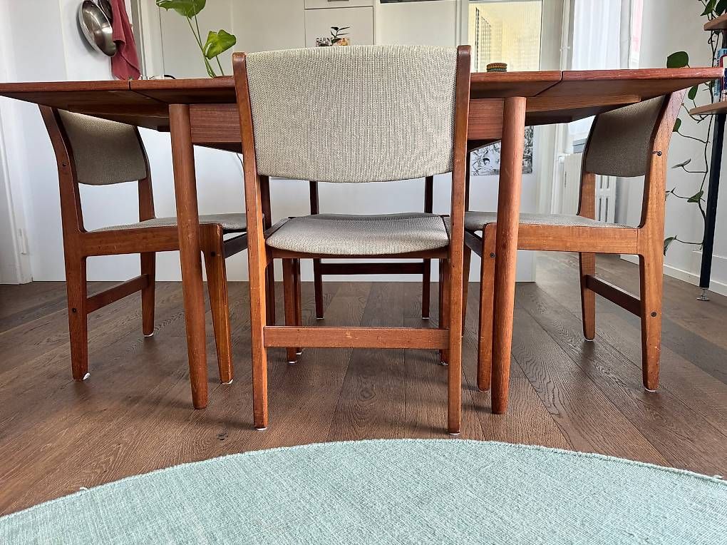 Set di tavolo e panche: Mid Century Teak Tisch mit 4 Stühlen – Usato da Zürich venduto da dola12 1
