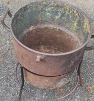 Metalltopf mit Gestell, Dekoobjekt