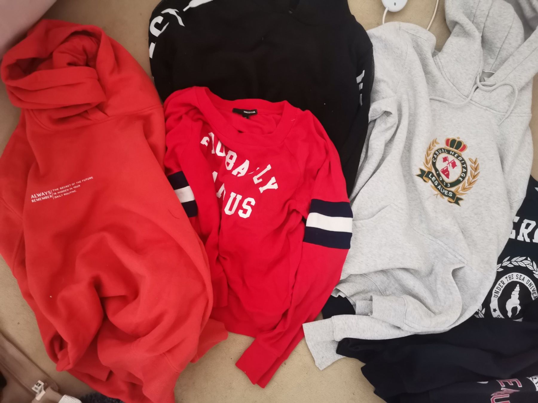 Lots de vêtements: Kleiderpacket Gr. M Hoodies, Pullover – D'occasion à Therwil par JeannysTrendStyle