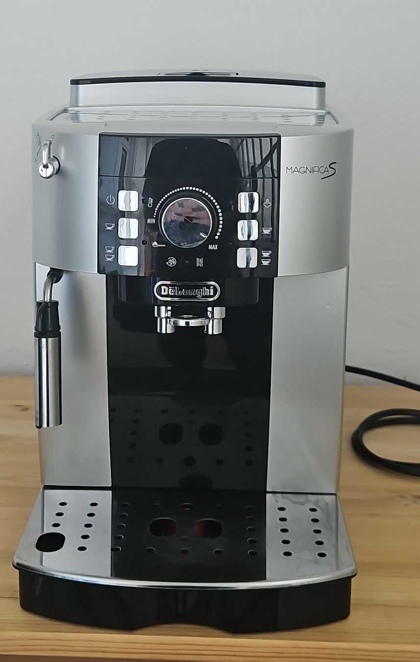 De'Longhi Macchine per caffè & Macchine per espresso: DeLonghi Magnifica S Silber Kaffeevollautomat – Usato da Biel-Benken BL venduto da JanFlu