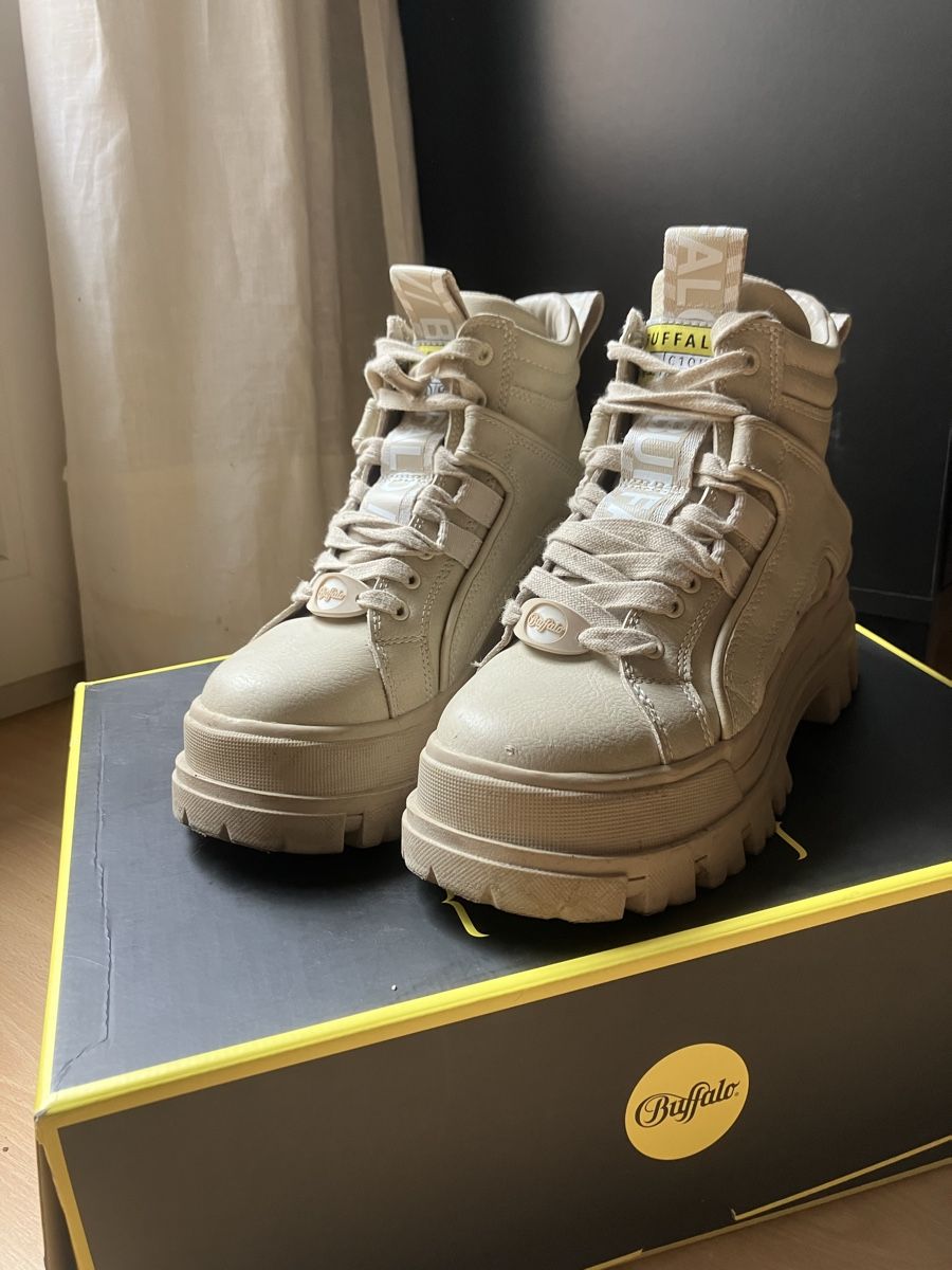 Buffalo Scarpe da donna: Bottines à lacets 'Aspha' BUFFALO en Crème. Taille 36 – Usato da St-Aubin-Sauges venduto da Sonia-Ka