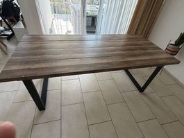 Schöner Esstisch mit leichten Gebrauchsspuren