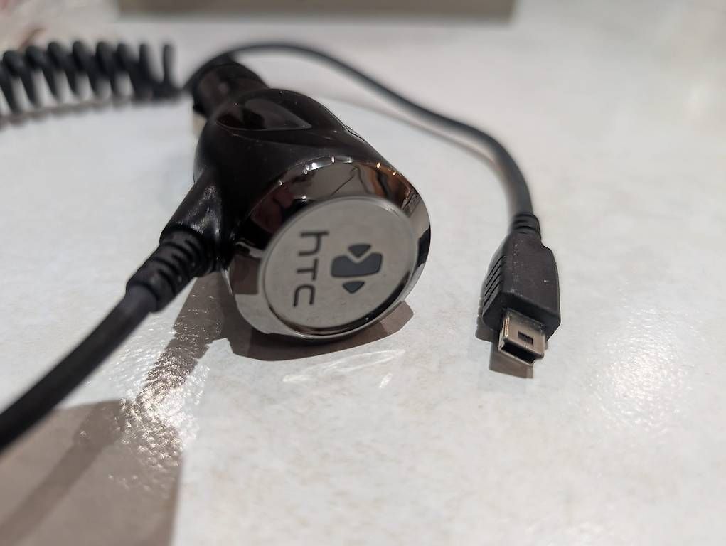 Caricabatterie: HTC câble de chargement voiture - Autoladekabel – Usato da Sonceboz-Sombeval venduto da michael.l