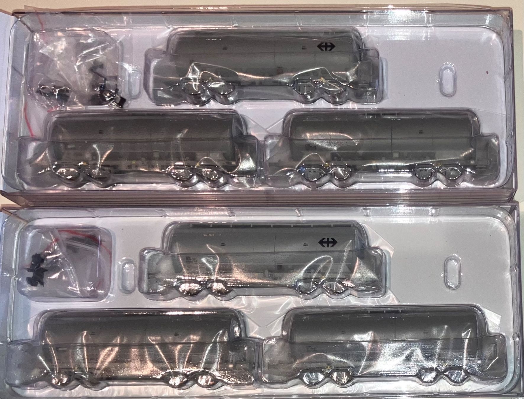 Hobbytrain Modellini di ferrovie: 2x  UACS "SBB Cargo" 3er Set Silowagen von Hobbytrain – Nuovo e nell'imballaggio originale da Dompierre VD venduto da immorentes